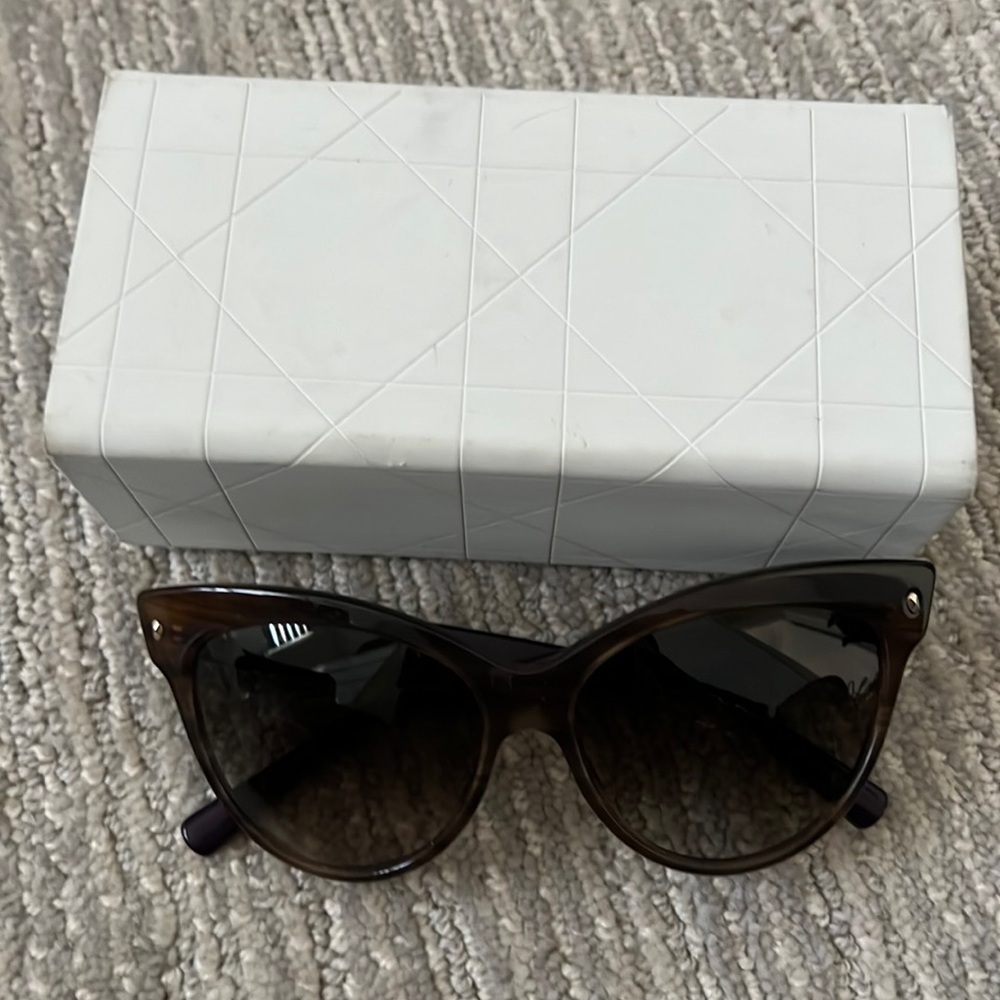 Dior cat eye sunglasses comes with box